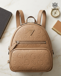 Mochila Guess Monogram Triangle Backpack – Elegancia Urbana & Lujo Funcional
