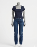 Blusa Square-Neck Fitted – Sofisticación y Ajuste Perfecto en Azul Marino