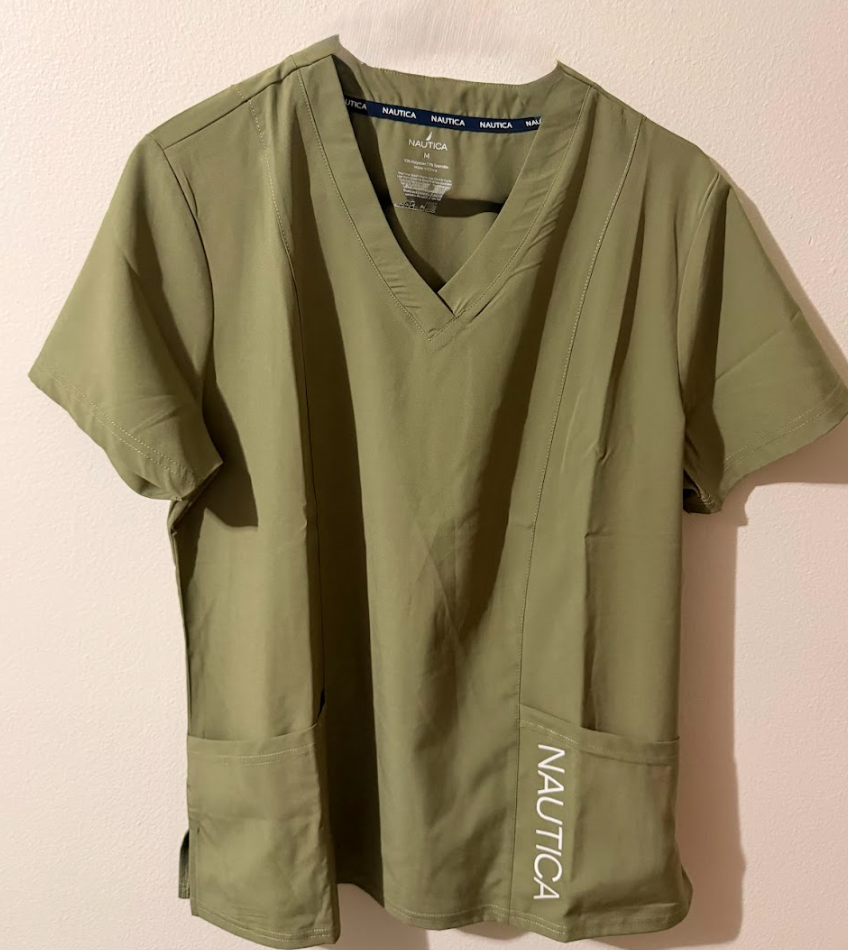 Top Médico Nautica Performance – Sage Olive V-Neck