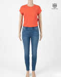 Playera Calvin Klein Vertical Tonal Logo – Frescura Urbana & Estilo Minimalista