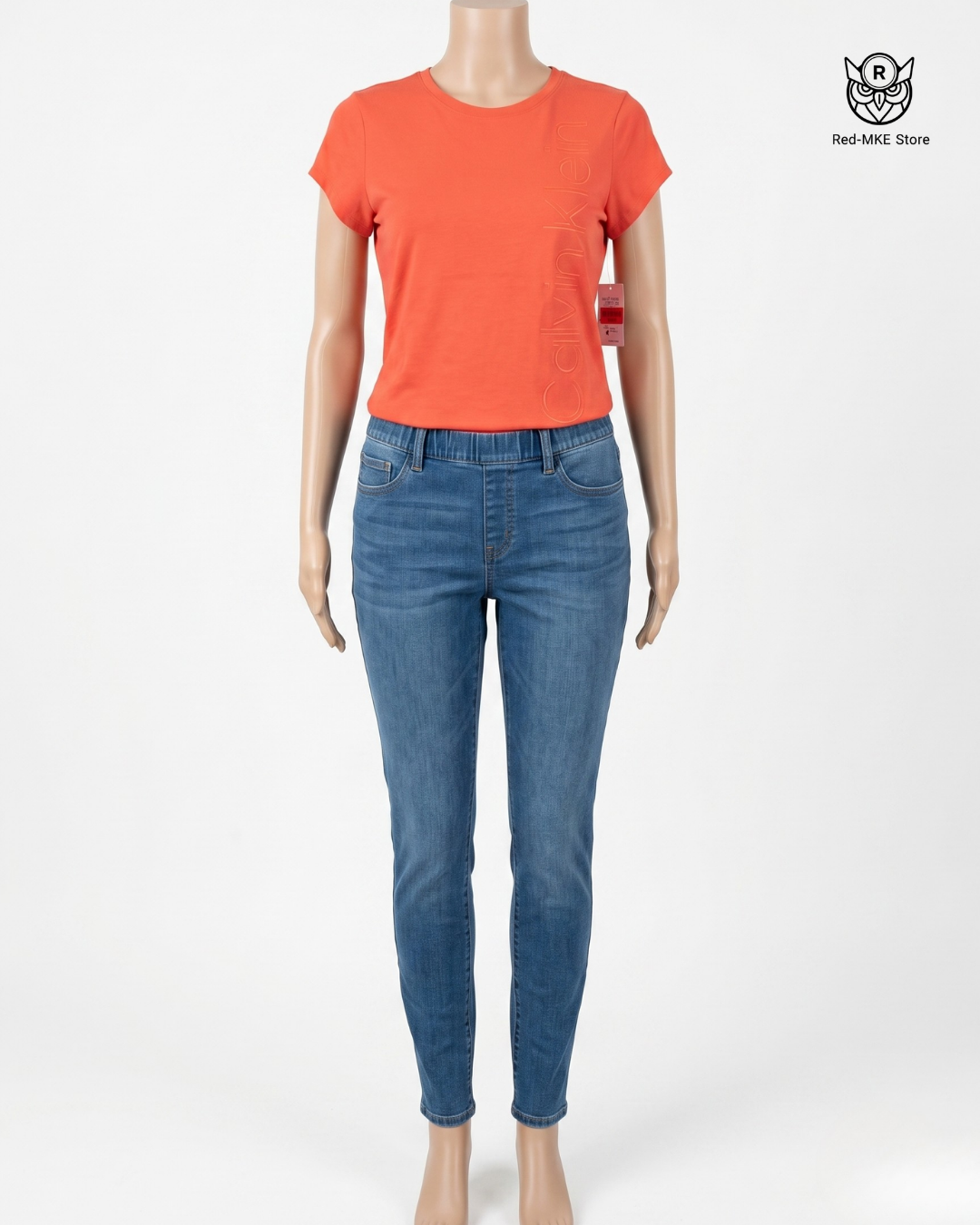 Playera Calvin Klein Vertical Tonal Logo – Frescura Urbana & Estilo Minimalista