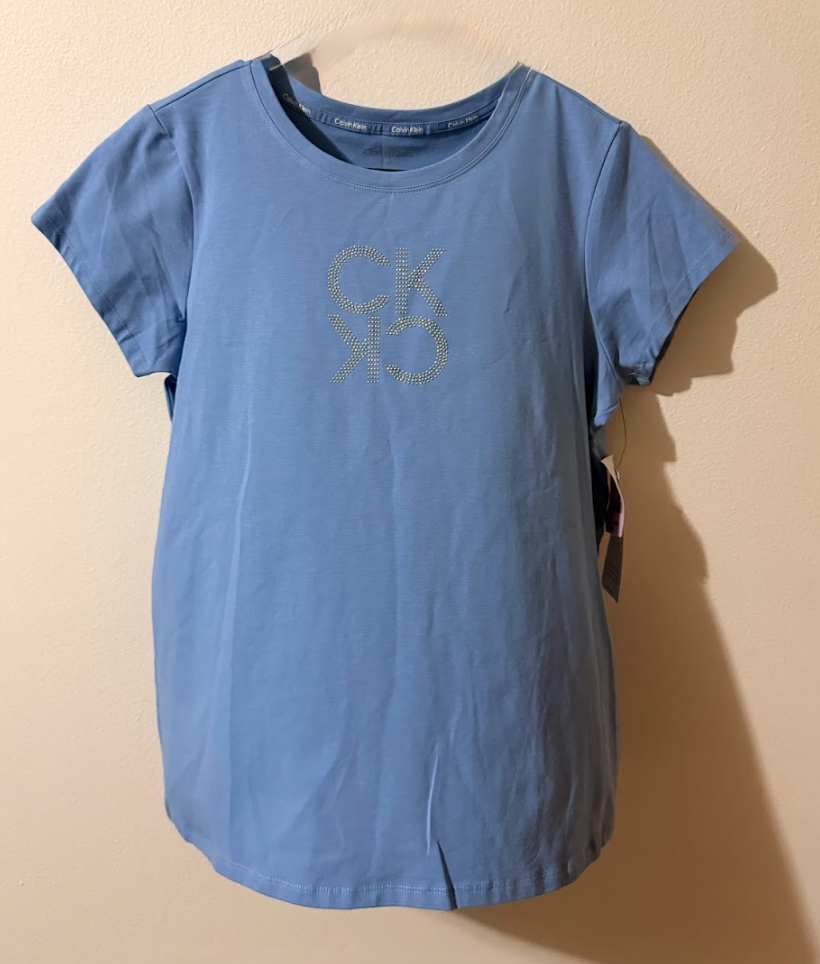 Camiseta Calvin Klein – Sky Blue Diamante Monogram Edition