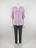 Blusa Calvin Klein Roll-Tab Utility Blouse – Elegancia Ejecutiva & Estilo Sofisticado