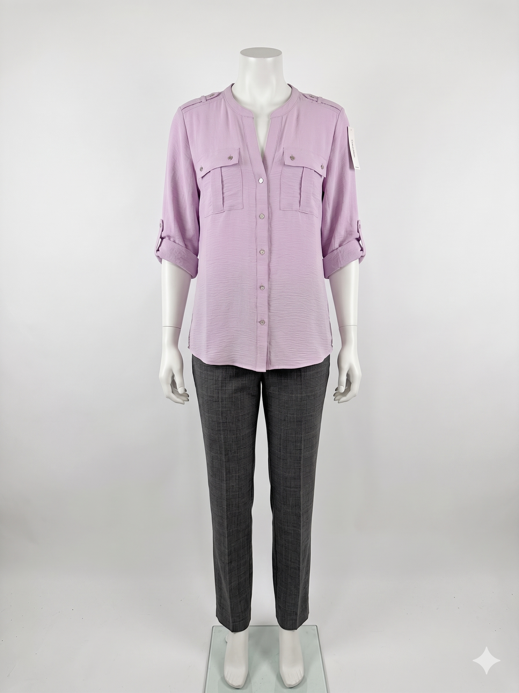 Blusa Calvin Klein Roll-Tab Utility Blouse – Elegancia Ejecutiva & Estilo Sofisticado